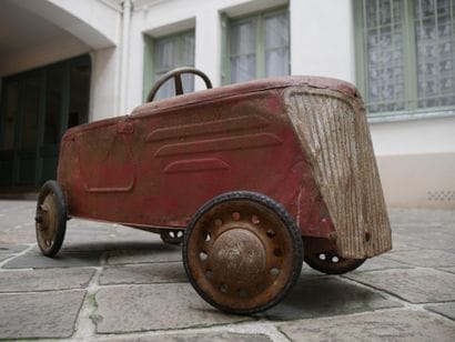 Voiture à pédales cabriolet par Devillaine...