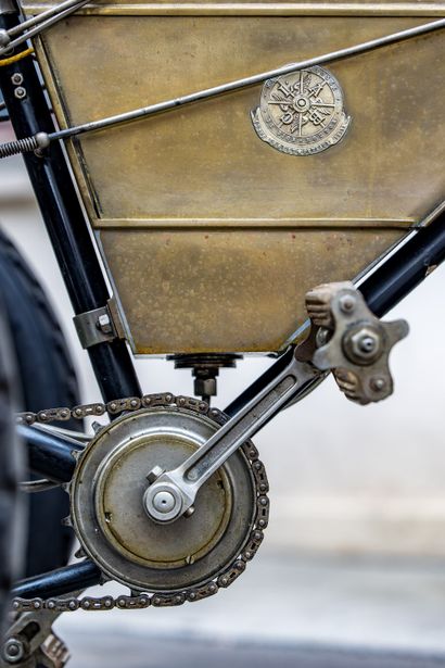 De Dion Bouton Tricycle. Circa 1902.
Moteur...