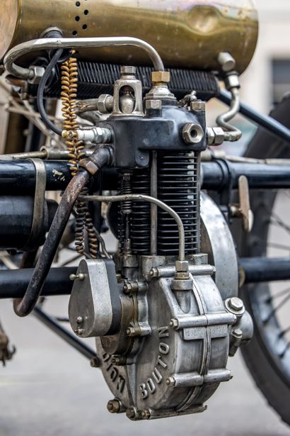 De Dion Bouton Tricycle. Circa 1902.
Moteur...