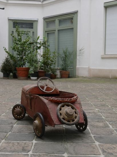 Voiture à pédales cabriolet par Devillaine...