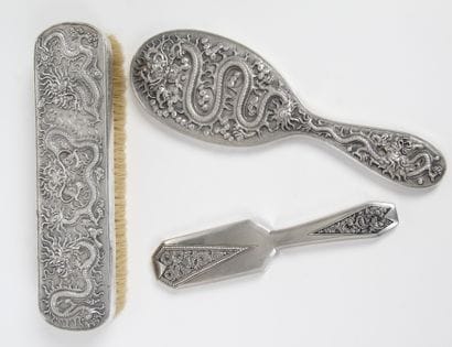 INDOCHINE - NÉCESSAIRE DE TOILETTE EN ARGENT

-	Une...