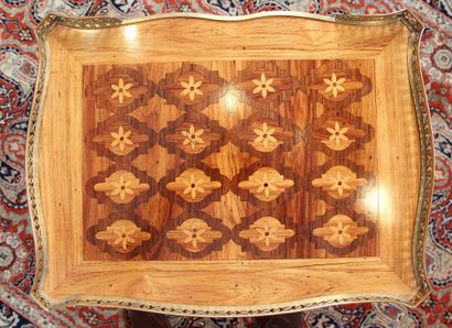 PETITE TABLE DE SALON DE STYLE LOUIS XV

à...