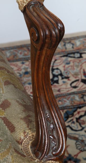 MOBILIER DE SALON DE STYLE LOUIS XV

comprenant...