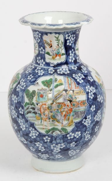 Chine, XXe siècle

Vase balustre à panse...