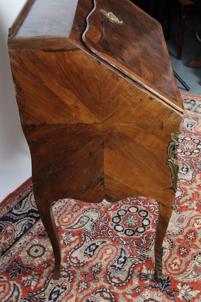 BUREAU DE PENTE

en bois de placage en feuillage,...