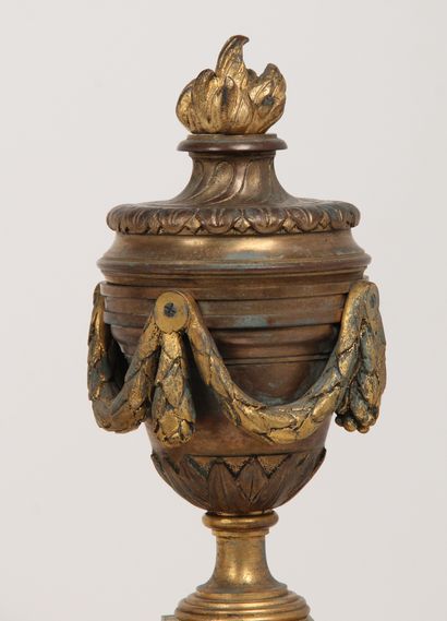 PAIRE DE BOUTS DE FEUX

en bronze doré à...