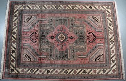 GRAND TAPIS AFGHAN, vers 1980.

Champ rose...