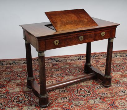 CONSOLE

en acajou et placage d’acajou, ouvrant...