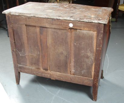COMMODE À FAÇADE GALBÉE

en placage de bois...