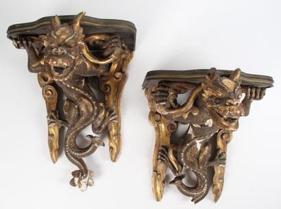 PAIRE DE CONSOLES D'APPLIQUE

en bois sculpté,...