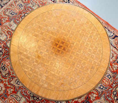 TABLE GUÉRIDON RONDE

à décor de marqueterie...