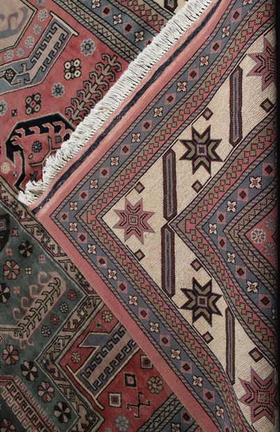 GRAND TAPIS AFGHAN, vers 1980.

Champ rose...