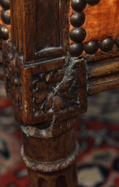DEUX FAUTEUILS

à dossier trapézoïdal chapeau...