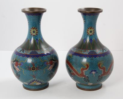 Chine, vers 1920, 

Paire de vases bouteilles...