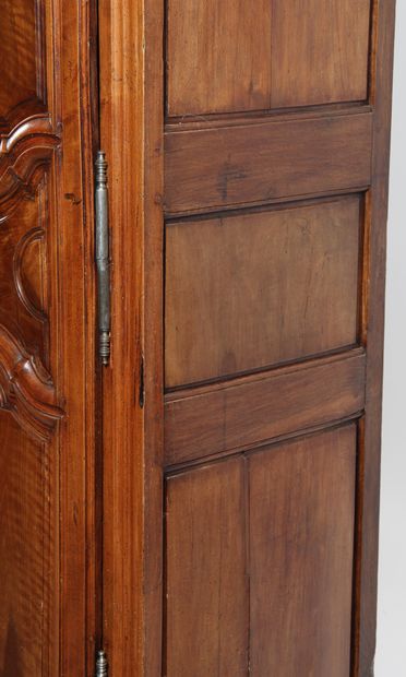 ARMOIRE PARISIENNE

en bois fruitier mouluré...