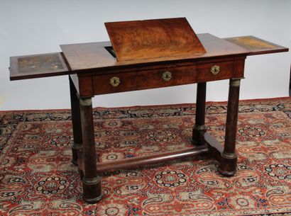 CONSOLE

en acajou et placage d’acajou, ouvrant...