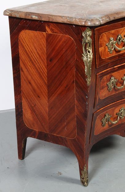 COMMODE À FAÇADE GALBÉE

en placage de bois...