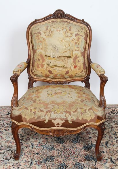 MOBILIER DE SALON DE STYLE LOUIS XV

comprenant...