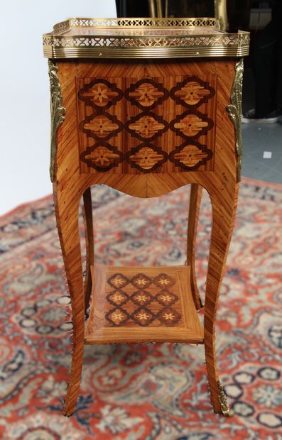 PETITE TABLE DE SALON DE STYLE LOUIS XV

à...