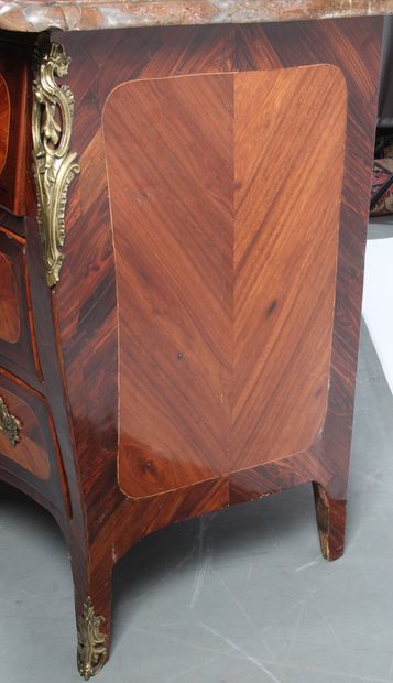 COMMODE À FAÇADE GALBÉE

en placage de bois...