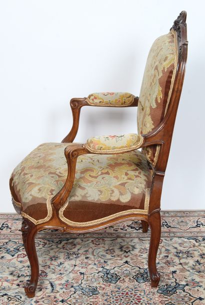 MOBILIER DE SALON DE STYLE LOUIS XV

comprenant...