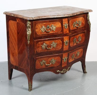 COMMODE À FAÇADE GALBÉE

en placage de bois...