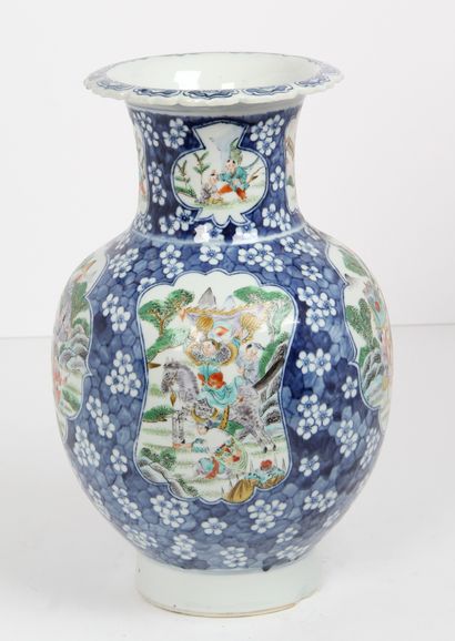 Chine, XXe siècle

Vase balustre à panse...