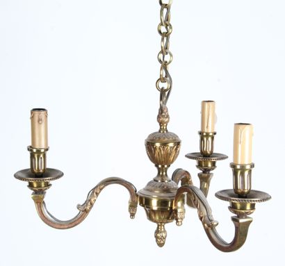 LOT DE QUATRE LUSTRES EN BRONZE ET LAITON

-	Lustre...