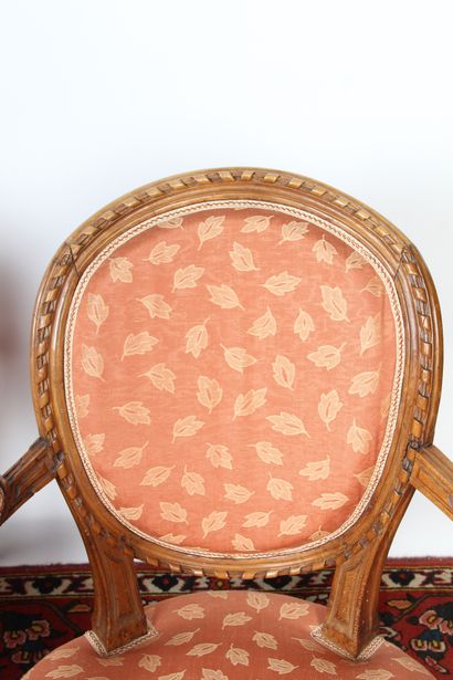 DEUX FEUTEUILS D'ÉPOQUE LOUIS XVI

en bois...