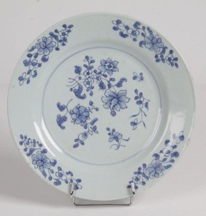 CHINE, Xxe siècle, assiette en porcelaine...