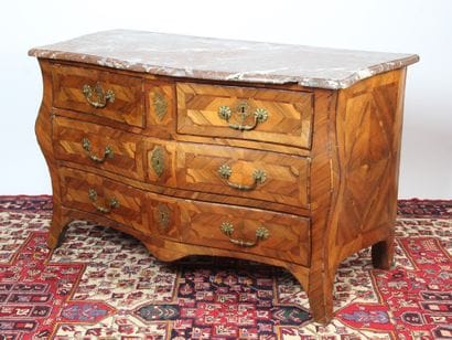 COMMODE

à façade et côtés galbés, en placage...