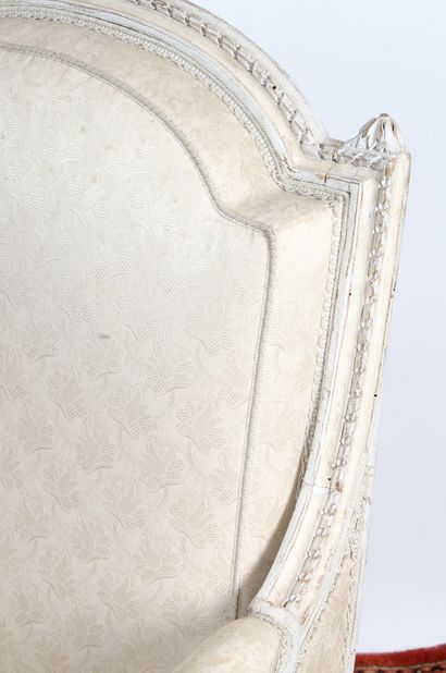 BERGÈRE

en bois laqué blanc, mouluré et...