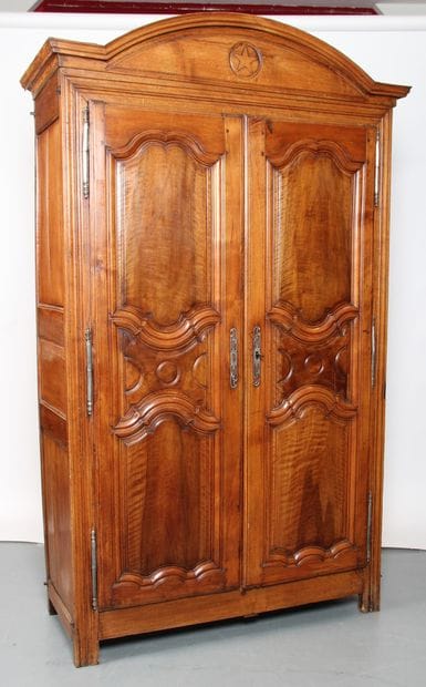 ARMOIRE PARISIENNE

en bois fruitier mouluré...