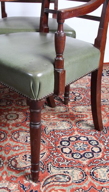 QUATRE CHAISES ET DEUX FAUTEUILS DE SALLE...