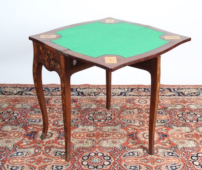 TABLE À JEUX DE STYLE HOLLANDAIS

à décor...