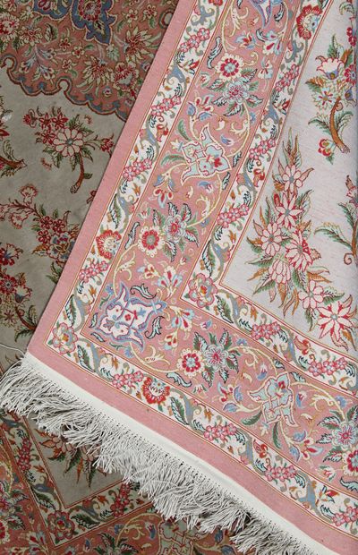 FIN TAPIS GHOUM EN SOIE (Iran vers 1975-1970)

Champ...