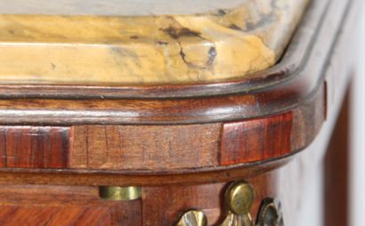 PETIT MEUBLE FORMANT VITRINE EN PARTIE HAUTE

ouvrant...
