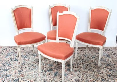QUATRE CHAISES DE STYLE LOUIS XVI

à dossier...