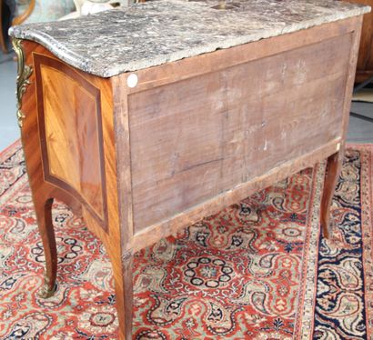 COMMODE DE STYLE LOUIS XV

en placage de...