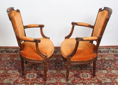 DEUX FAUTEUILS

à dossier trapézoïdal chapeau...