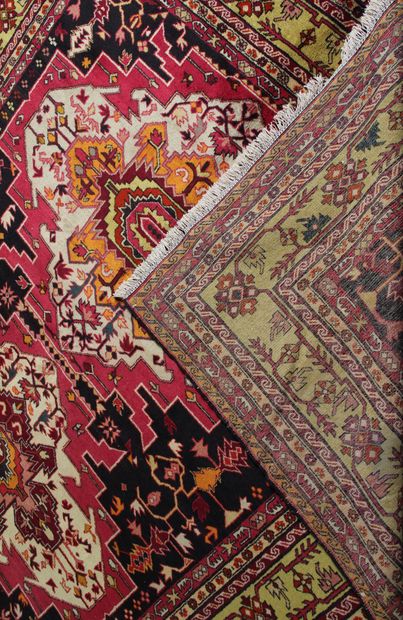 TAPIS CHIRVAN (Russie vers 1970)

Champ grenat...