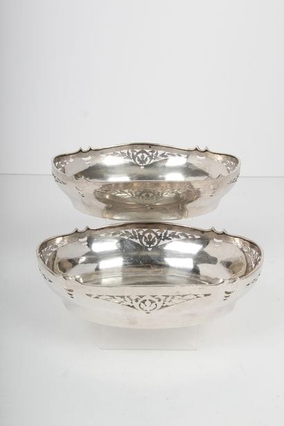 DEUX CORBEILLES

en argent, à décor ajouré...