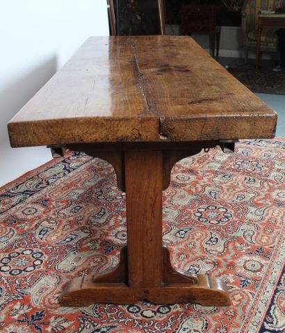 TABLE DE COUVENT

en noyer, reposant sur...