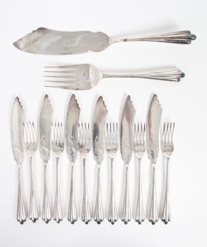 SIX COUVERTS, UNE FOURCHETTE ET UNE PELLE...
