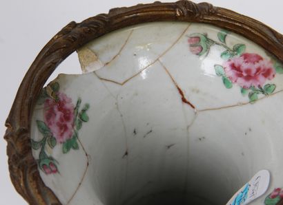 CHINE, CANTON, XIXe SIÈCLE

Paire de vases...