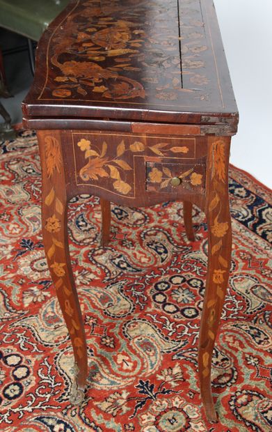 TABLE À JEUX DE STYLE HOLLANDAIS

à décor...
