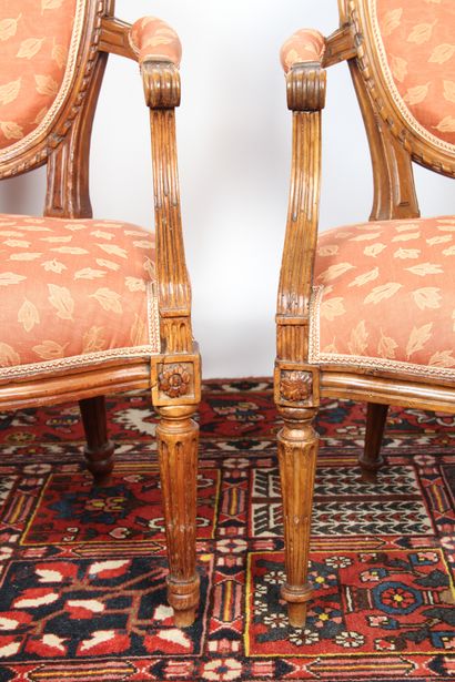 DEUX FEUTEUILS D'ÉPOQUE LOUIS XVI

en bois...