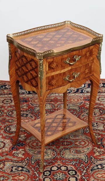 PETITE TABLE DE SALON DE STYLE LOUIS XV

à...