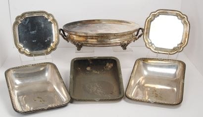 LOT DE MÉTAL ARGENTÉ COMPRENANT

-	Un chauffe-plat...