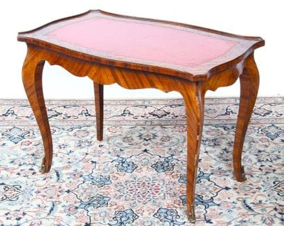 PETITE TABLE BASSE

de forme mouvementée,...